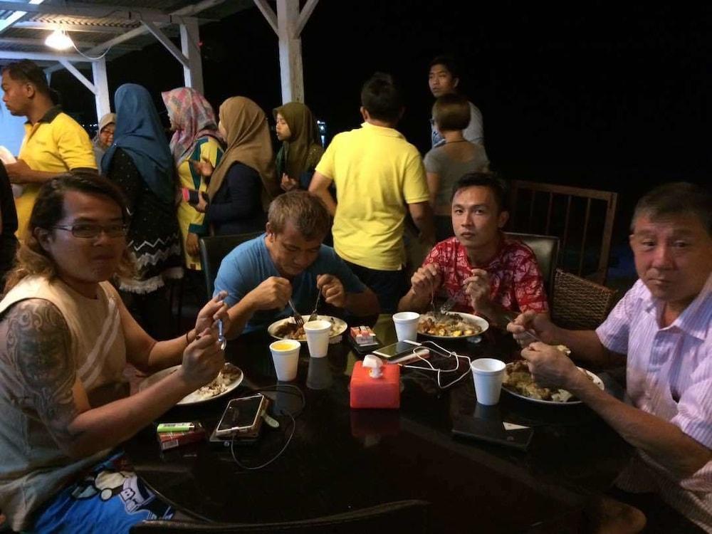 Marina Bay Resort & Restaurant Kampung Genting Ngoại thất bức ảnh