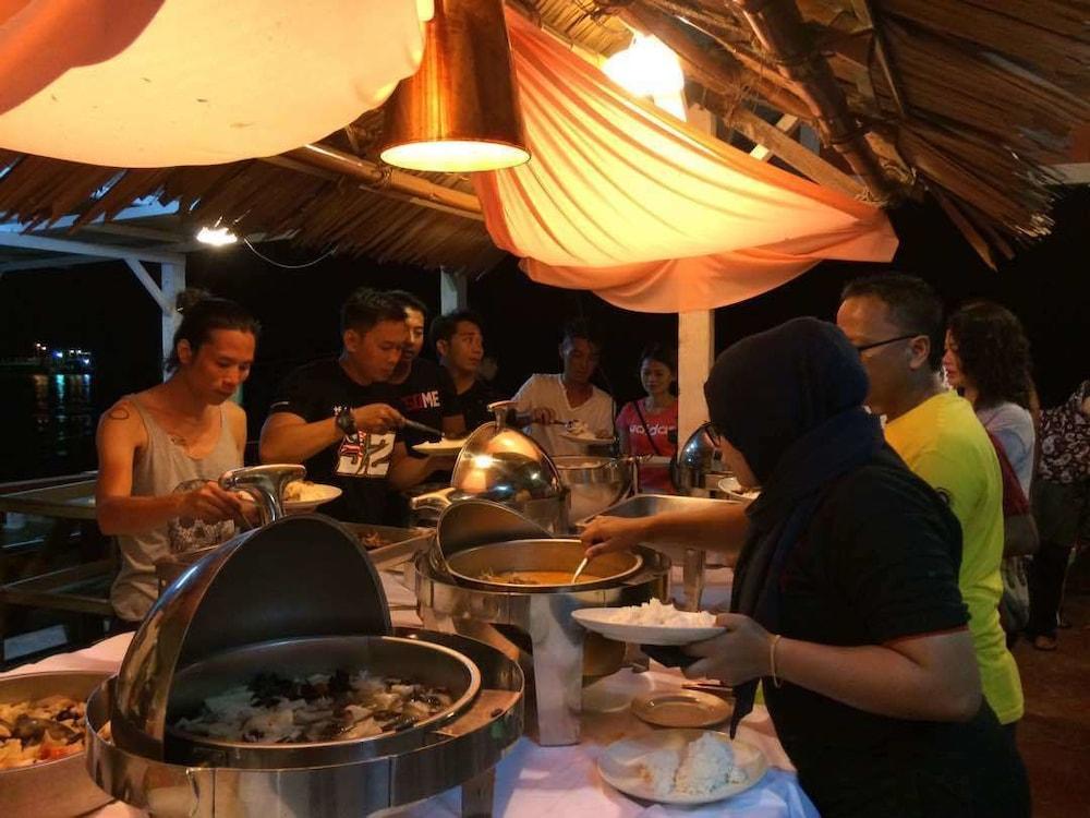 Marina Bay Resort & Restaurant Kampung Genting Ngoại thất bức ảnh