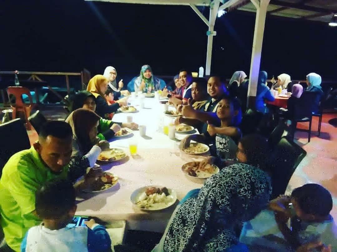 Marina Bay Resort & Restaurant Kampung Genting Ngoại thất bức ảnh