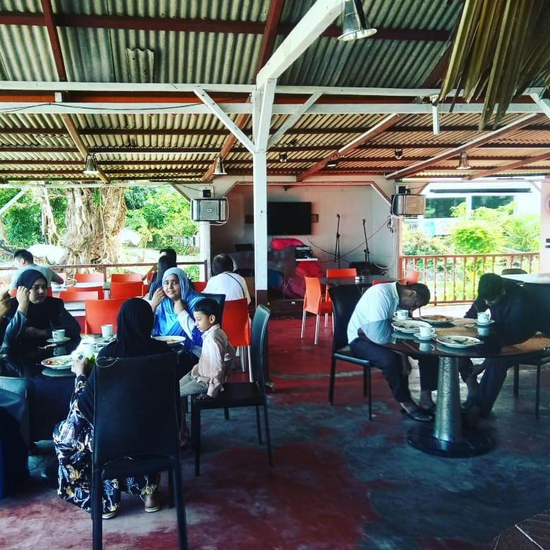 Marina Bay Resort & Restaurant Kampung Genting Ngoại thất bức ảnh