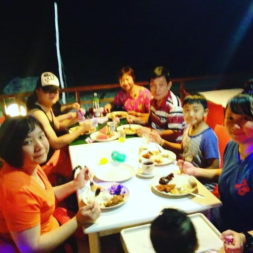 Marina Bay Resort & Restaurant Kampung Genting Ngoại thất bức ảnh